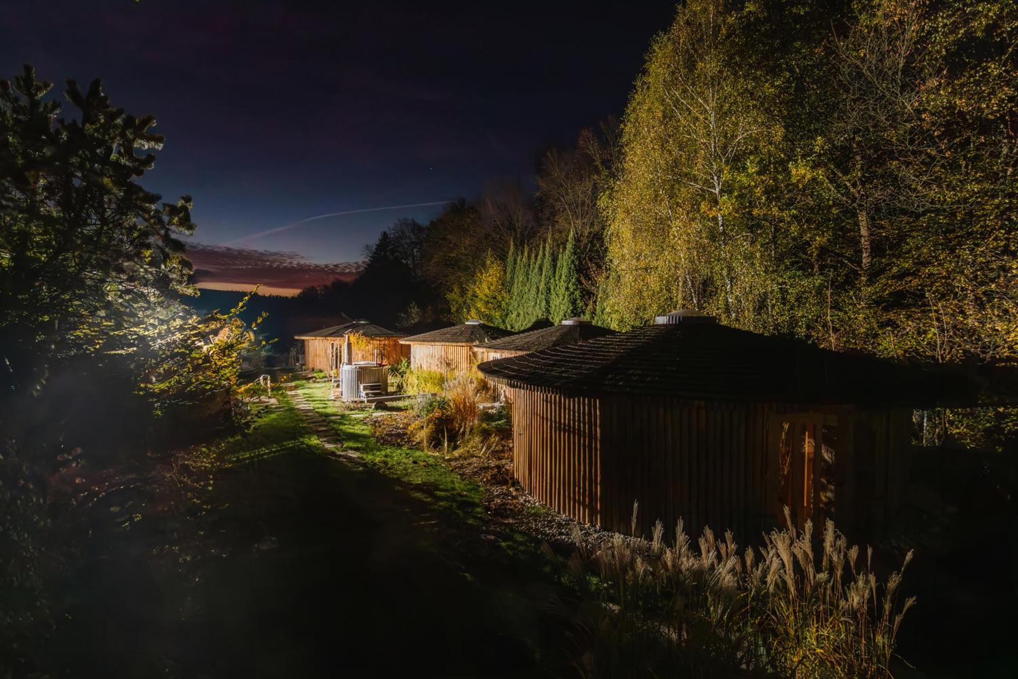 Glamp V Hluboke - Yurts And Wooden Houses Vsetín Eksteriør billede