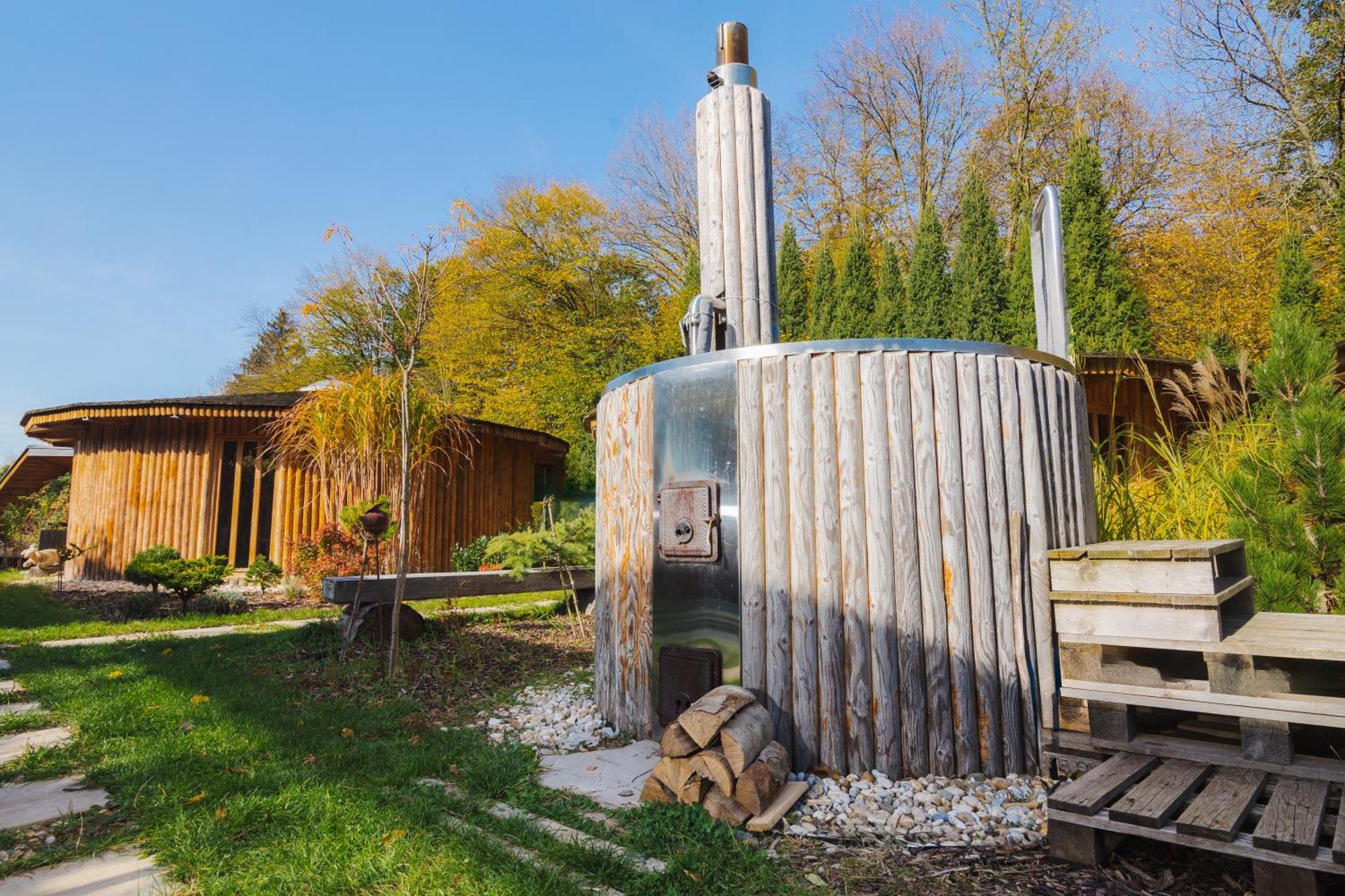 Glamp V Hluboke - Yurts And Wooden Houses Vsetín Eksteriør billede